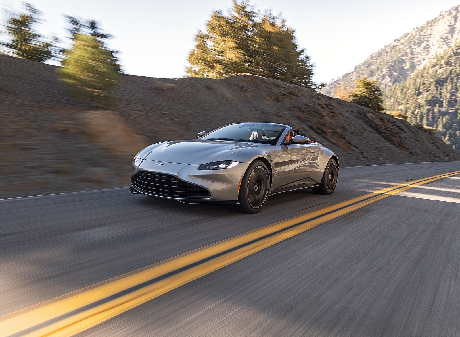 2021 Aston Martin Vantage Roadster (Color: Spirit Silver; US-Spec) Front Three-Quarter Wallpapers #96 of 175