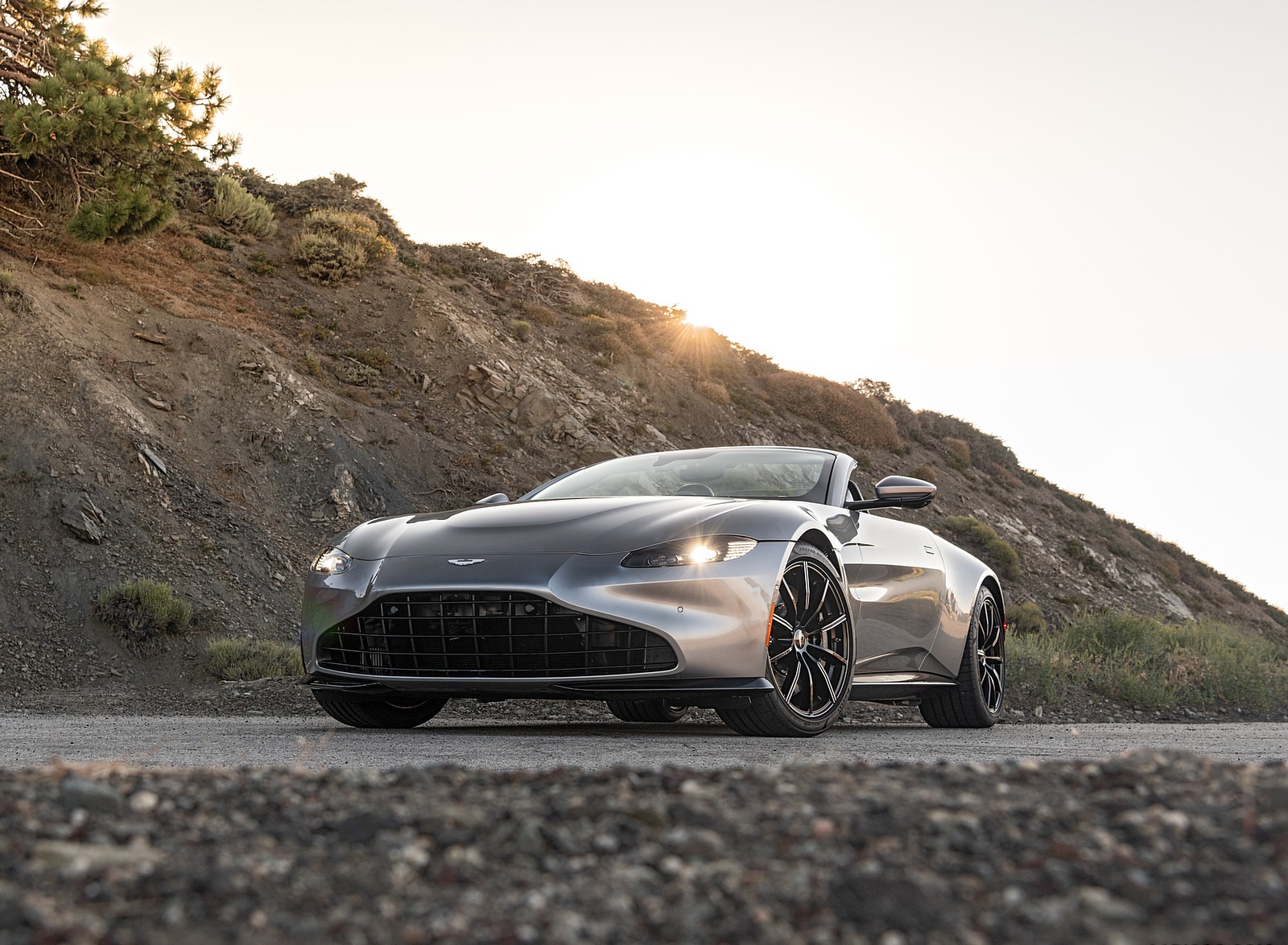 2021 Aston Martin Vantage Roadster (Color: Spirit Silver; US-Spec) Front Three-Quarter Wallpapers #106 of 175