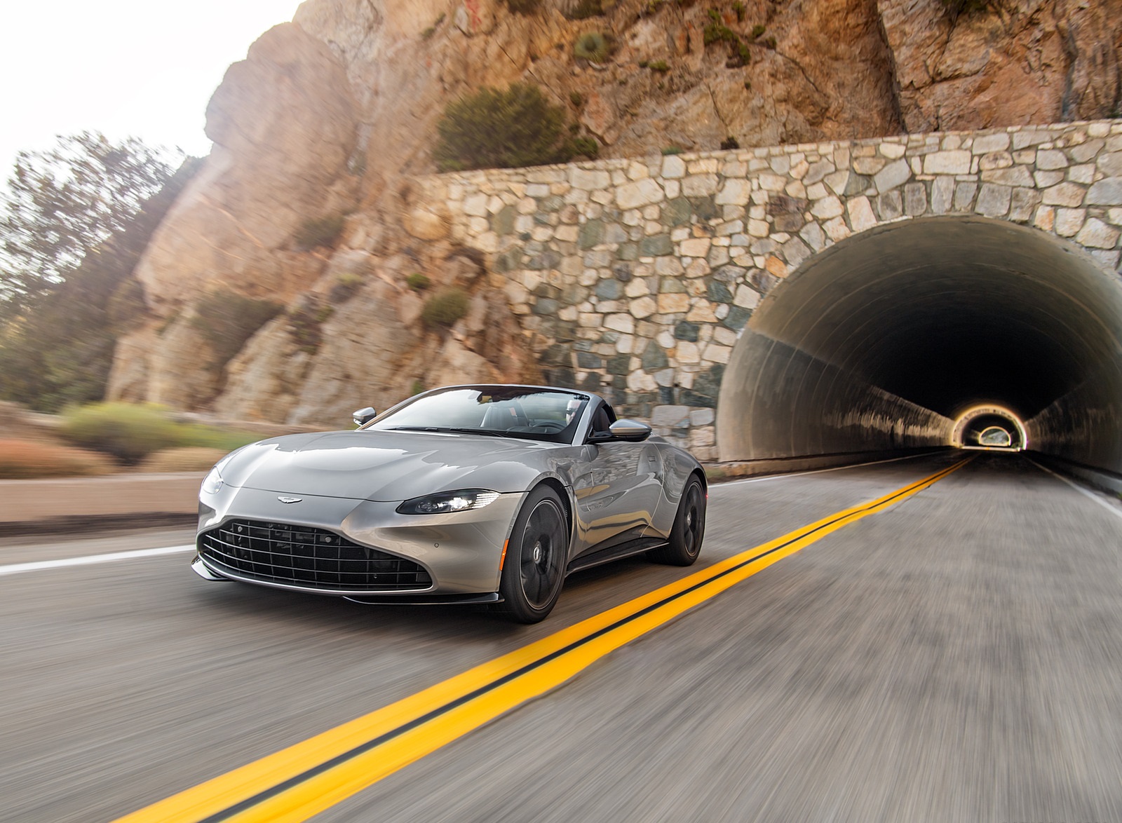 2021 Aston Martin Vantage Roadster (Color: Spirit Silver; US-Spec) Front Three-Quarter Wallpapers #85 of 175