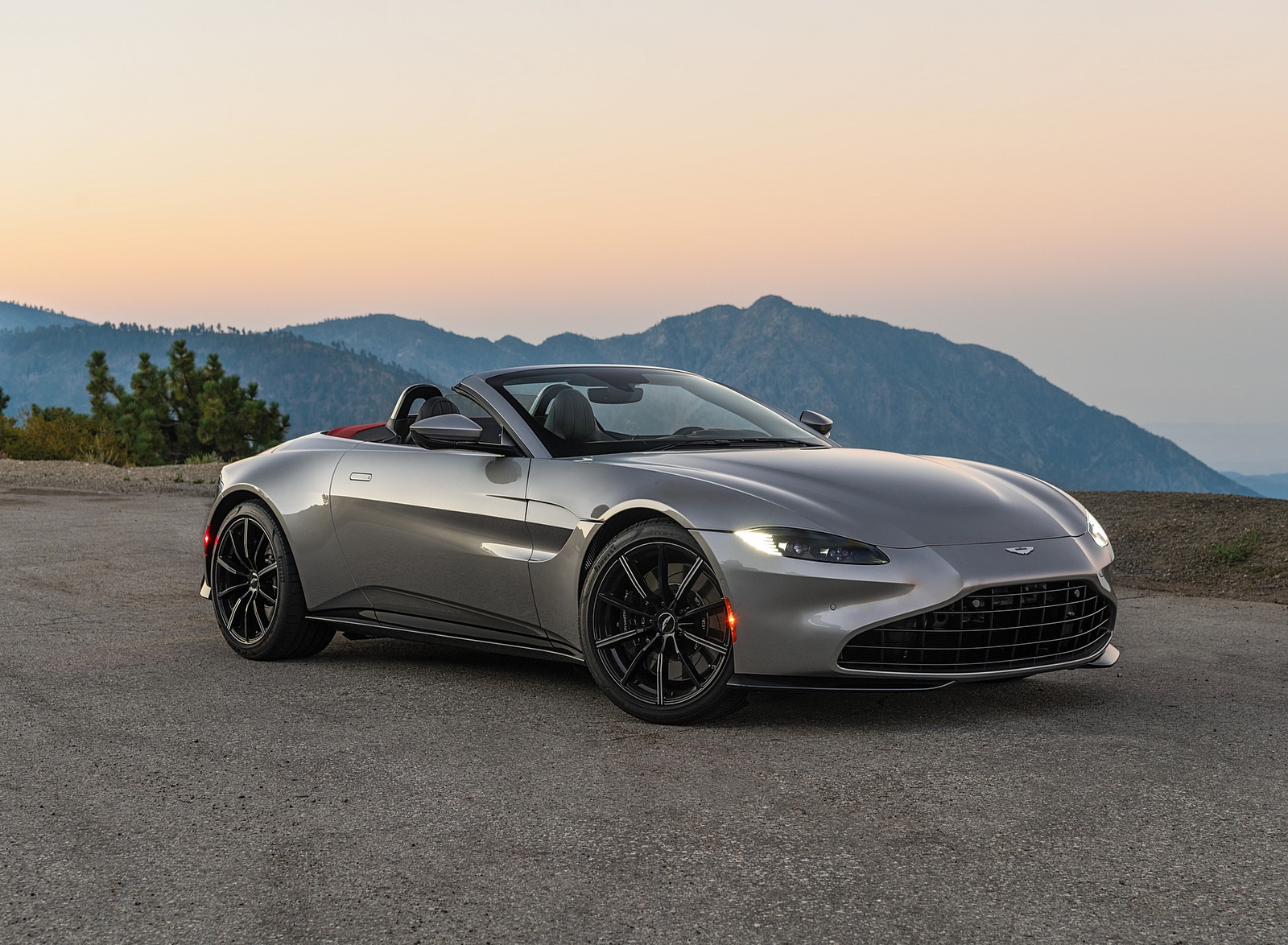 2021 Aston Martin Vantage Roadster (Color: Spirit Silver; US-Spec) Front Three-Quarter Wallpapers #107 of 175