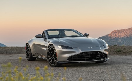 2021 Aston Martin Vantage Roadster (Color: Spirit Silver; US-Spec) Front Three-Quarter Wallpapers  450x275 (108)