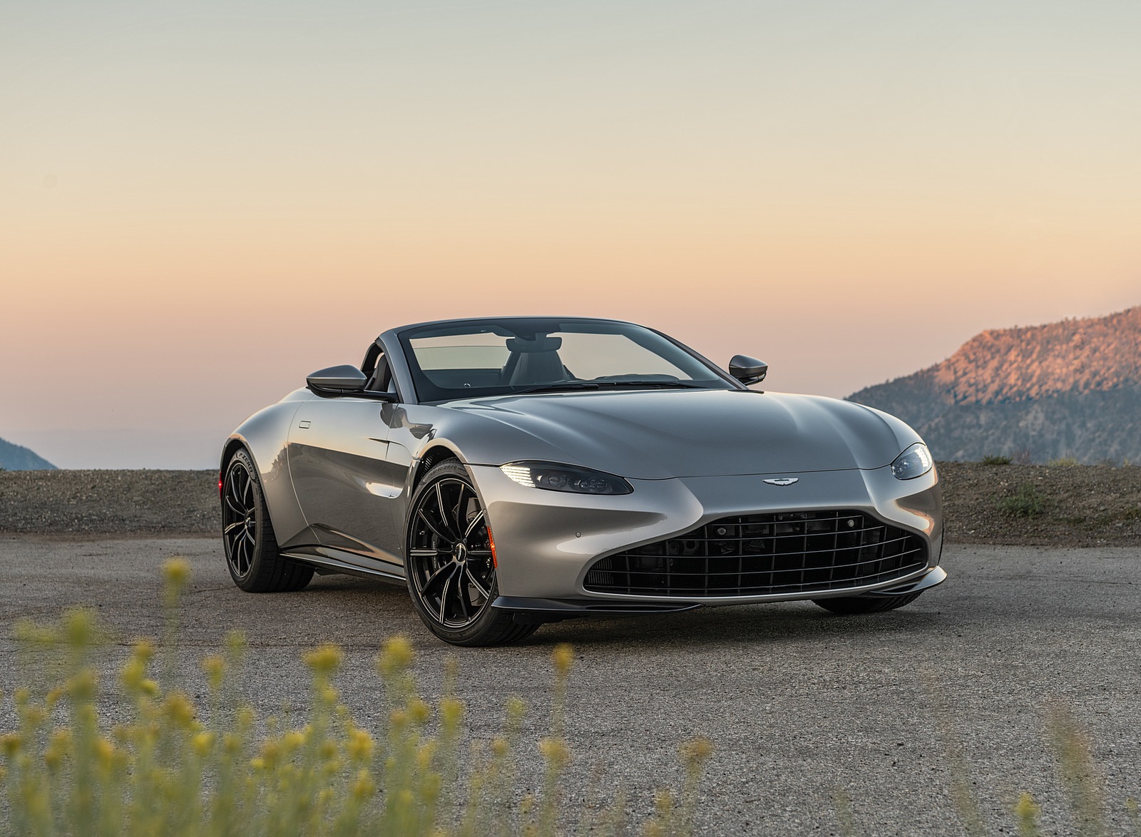 2021 Aston Martin Vantage Roadster (Color: Spirit Silver; US-Spec) Front Three-Quarter Wallpapers  #108 of 175