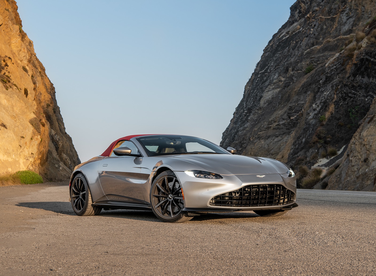 2021 Aston Martin Vantage Roadster (Color: Spirit Silver; US-Spec) Front Three-Quarter Wallpapers  #109 of 175