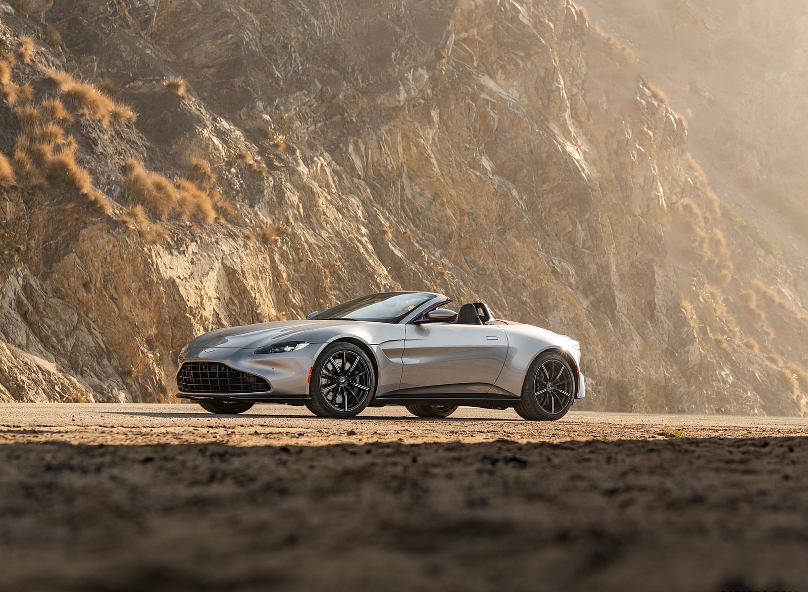 2021 Aston Martin Vantage Roadster (Color: Spirit Silver; US-Spec) Front Three-Quarter Wallpapers #110 of 175