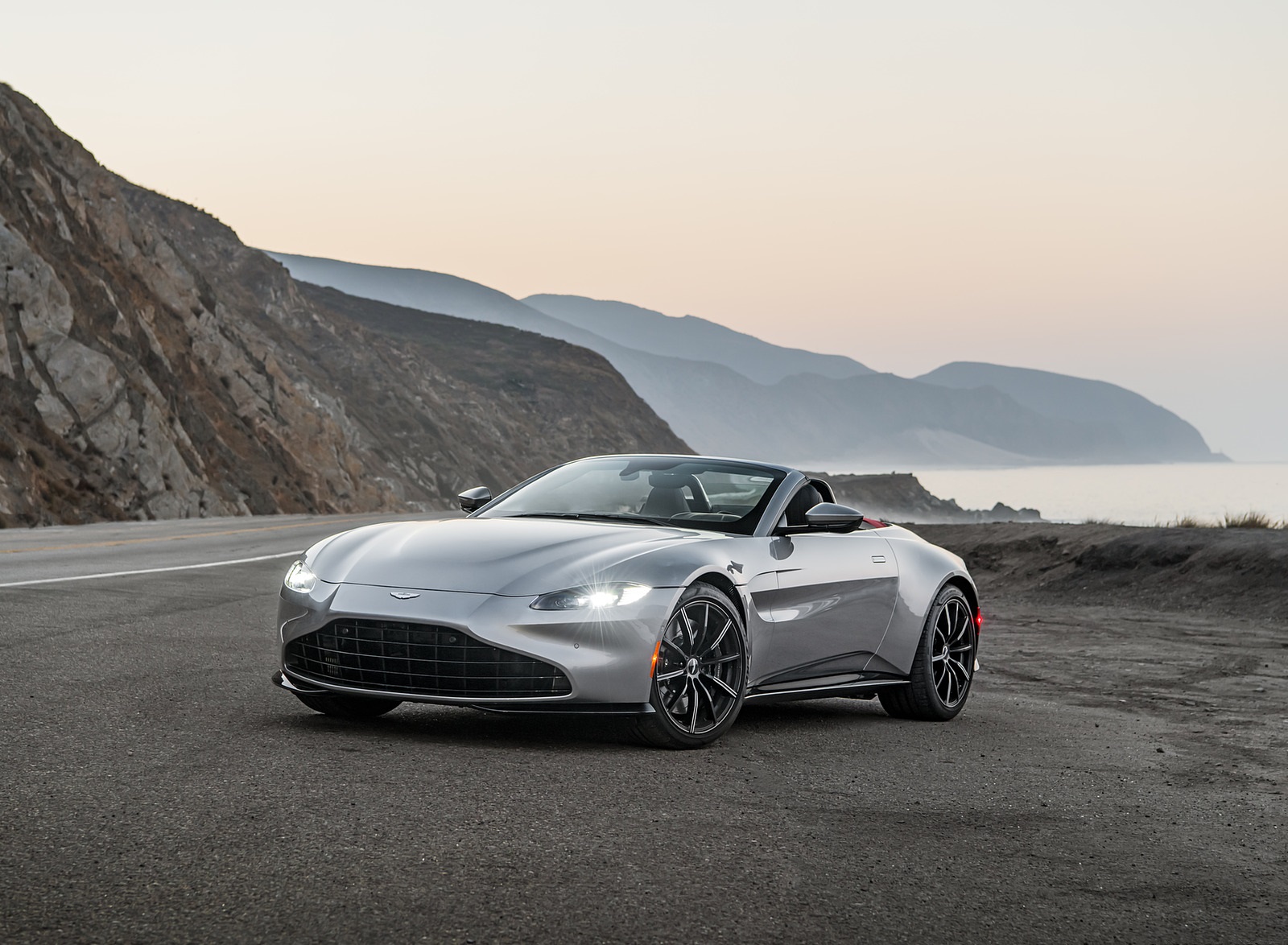 2021 Aston Martin Vantage Roadster (Color: Spirit Silver; US-Spec) Front Three-Quarter Wallpapers #111 of 175
