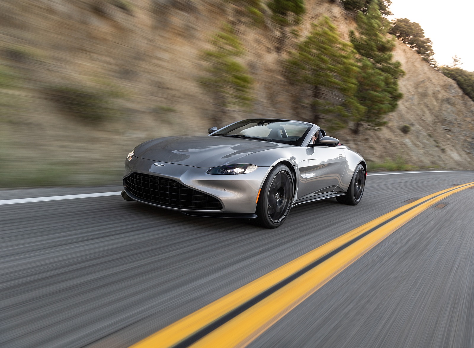 2021 Aston Martin Vantage Roadster (Color: Spirit Silver; US-Spec) Front Three-Quarter Wallpapers #99 of 175