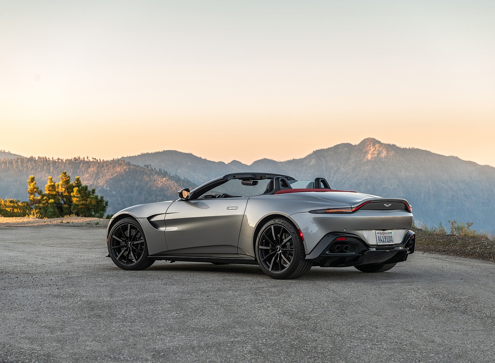 2021 Aston Martin Vantage Roadster (Color: Spirit Silver; US-Spec) Rear Three-Quarter Wallpapers #114 of 175