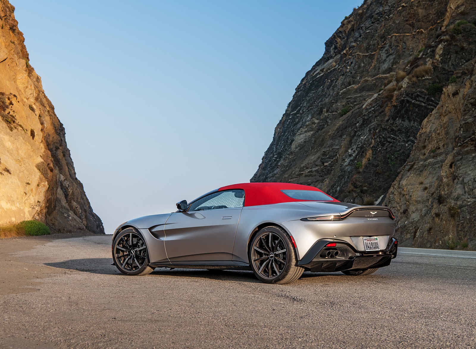 2021 Aston Martin Vantage Roadster (Color: Spirit Silver; US-Spec) Rear Three-Quarter Wallpapers #115 of 175