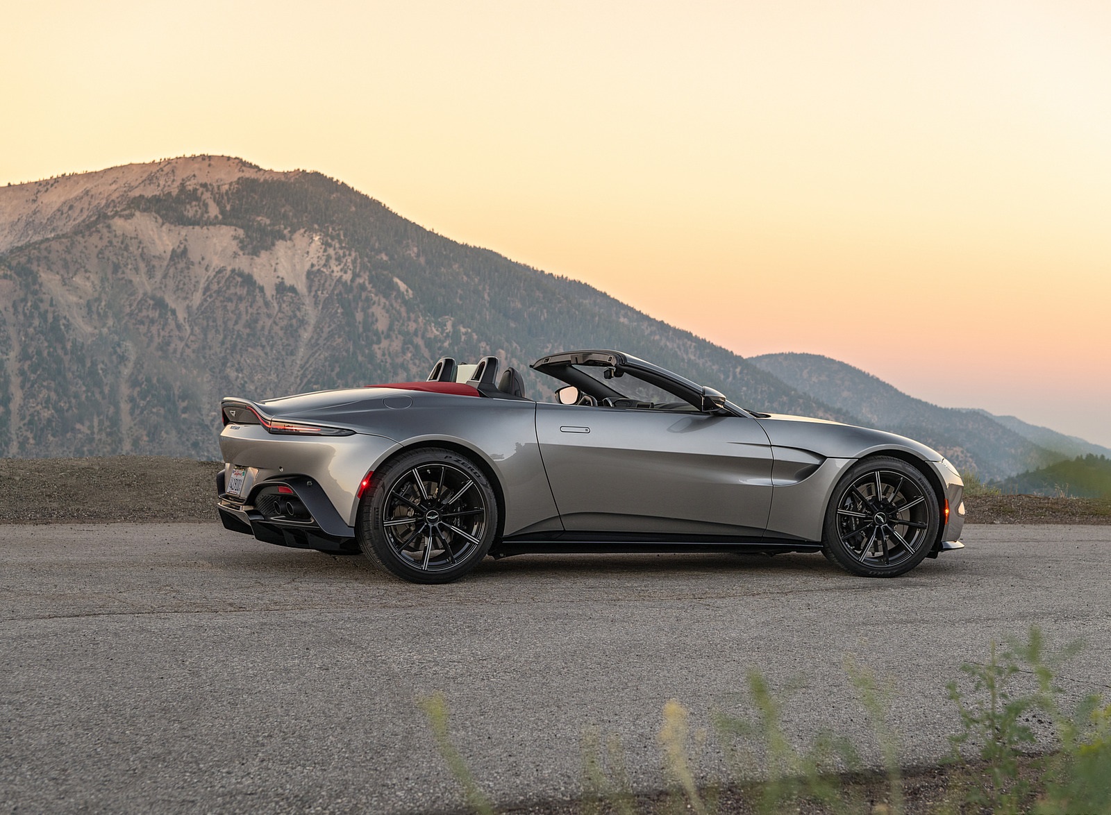 2021 Aston Martin Vantage Roadster (Color: Spirit Silver; US-Spec) Side Wallpapers #119 of 175