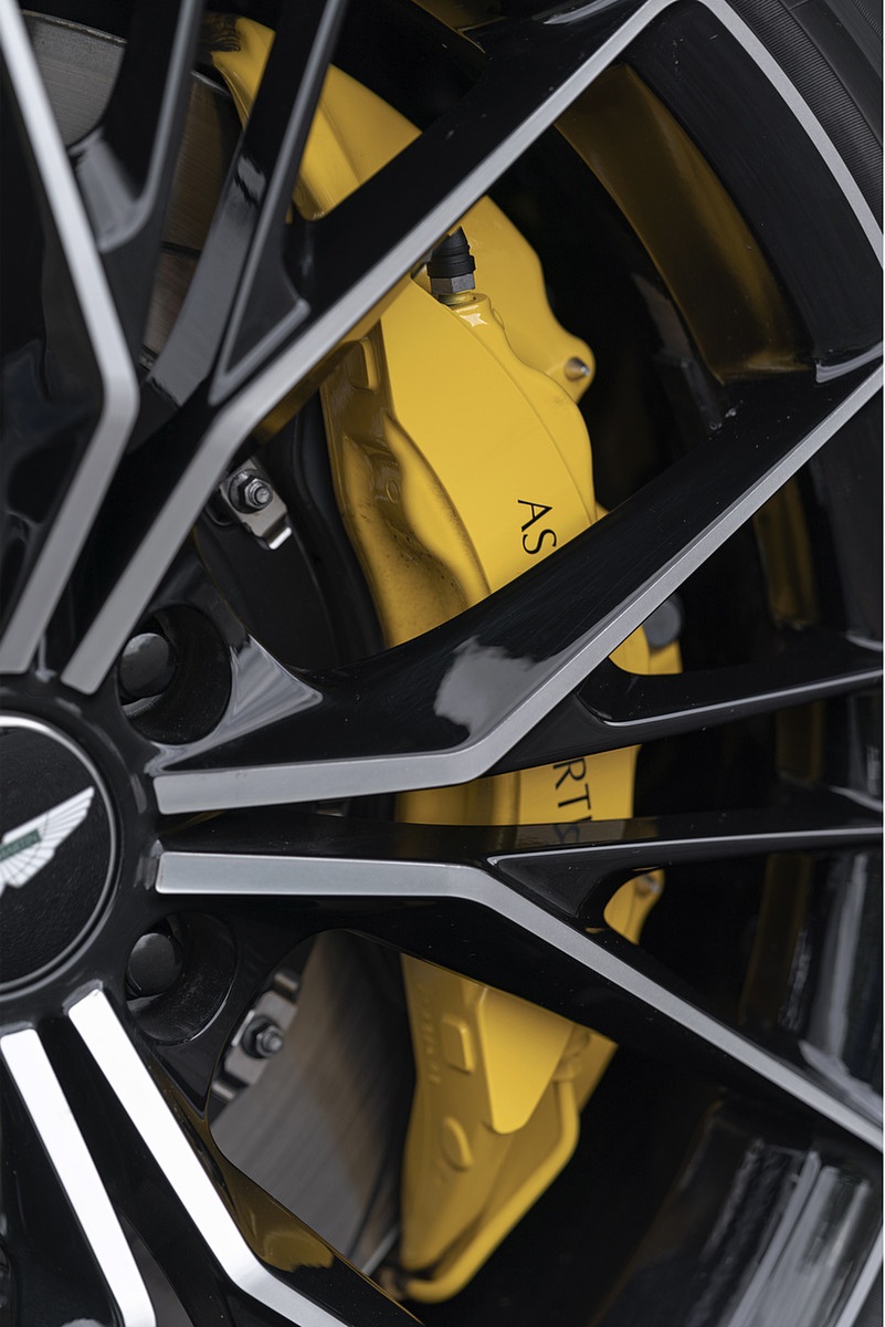 2021 Aston Martin Vantage Roadster (Color: Yellow Tang) Brakes Wallpapers #57 of 175