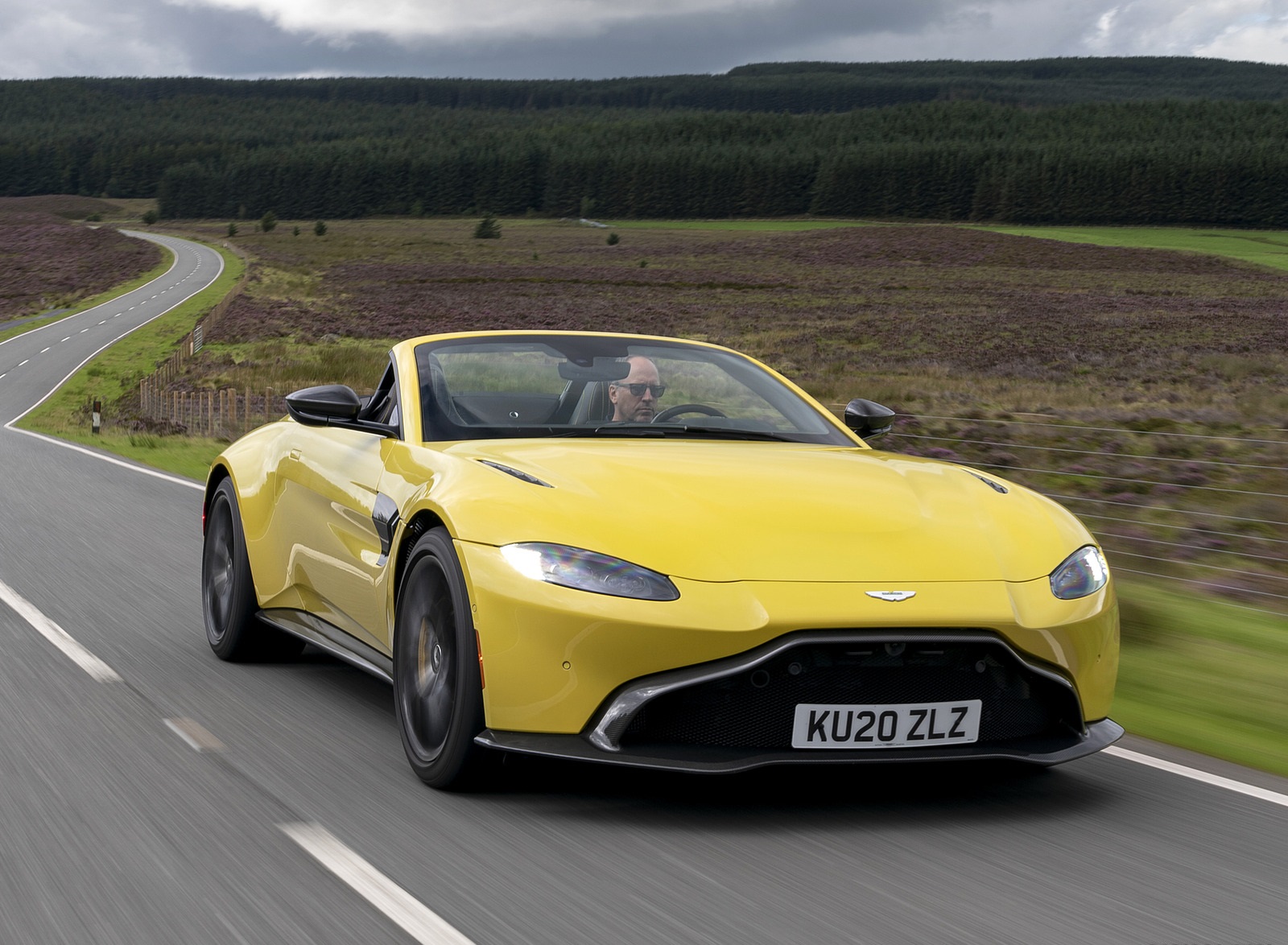 2021 Aston Martin Vantage Roadster (Color: Yellow Tang) Front Three-Quarter Wallpapers  (4)