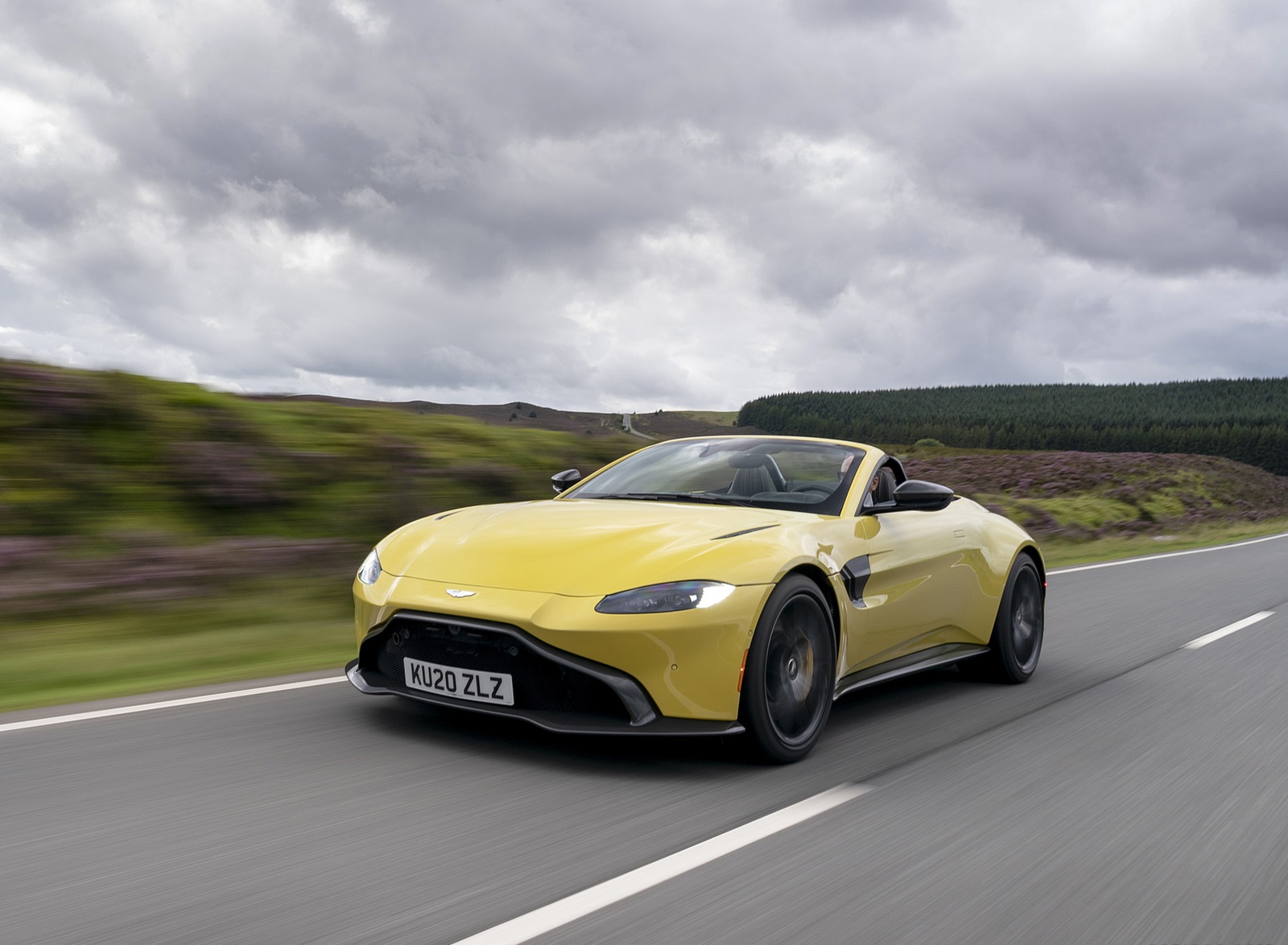 2021 Aston Martin Vantage Roadster (Color: Yellow Tang) Front Three-Quarter Wallpapers (1)