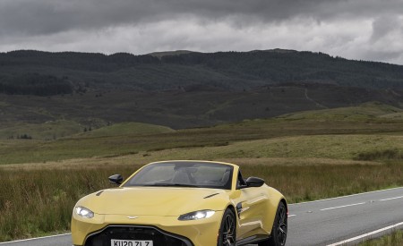 2021 Aston Martin Vantage Roadster (Color: Yellow Tang) Front Three-Quarter Wallpapers 450x275 (18)