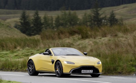 2021 Aston Martin Vantage Roadster (Color: Yellow Tang) Front Three-Quarter Wallpapers 450x275 (38)
