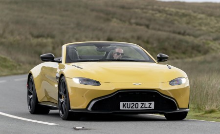 2021 Aston Martin Vantage Roadster (Color: Yellow Tang) Front Three-Quarter Wallpapers 450x275 (19)