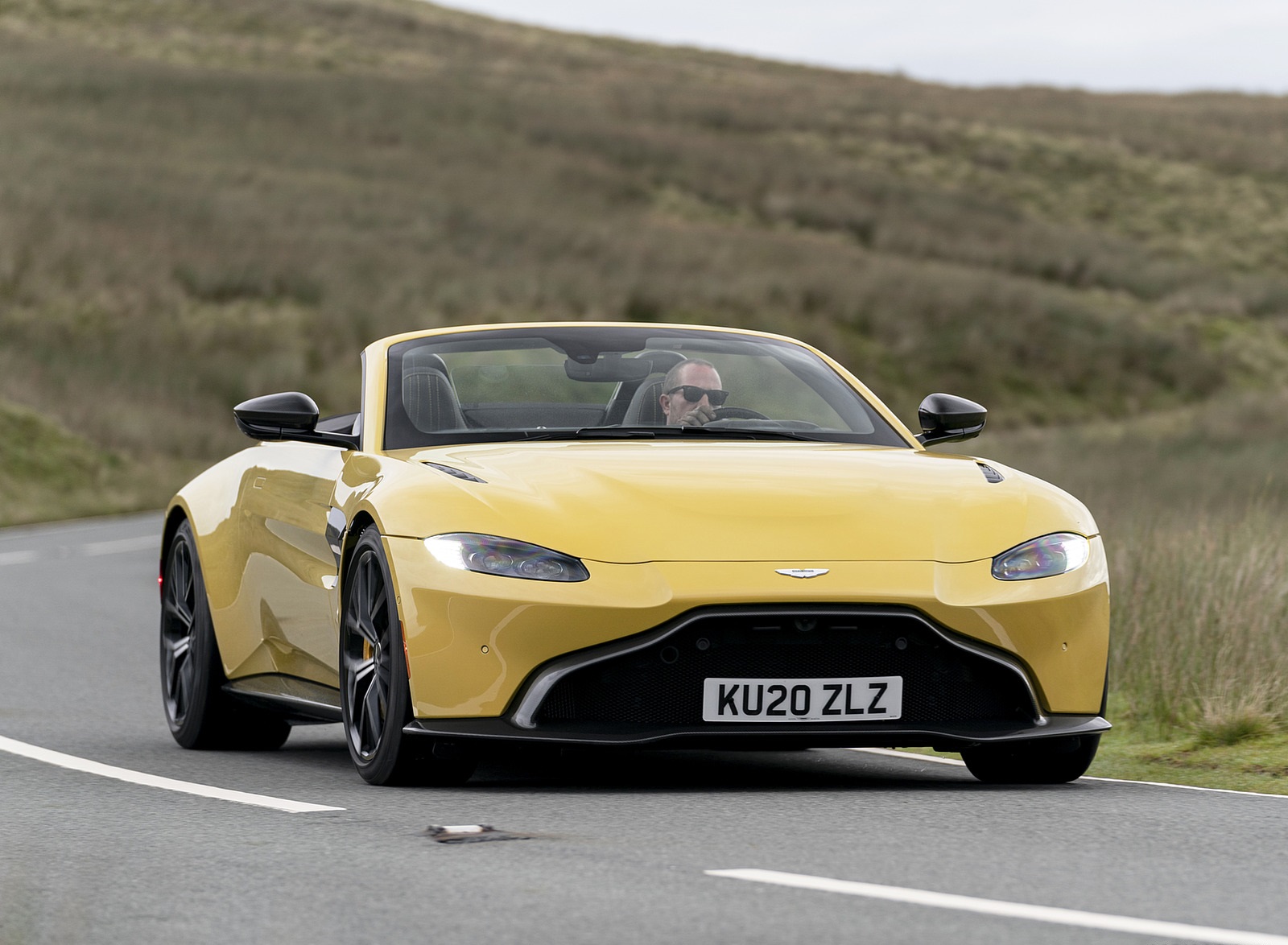 2021 Aston Martin Vantage Roadster (Color: Yellow Tang) Front Three-Quarter Wallpapers #19 of 175