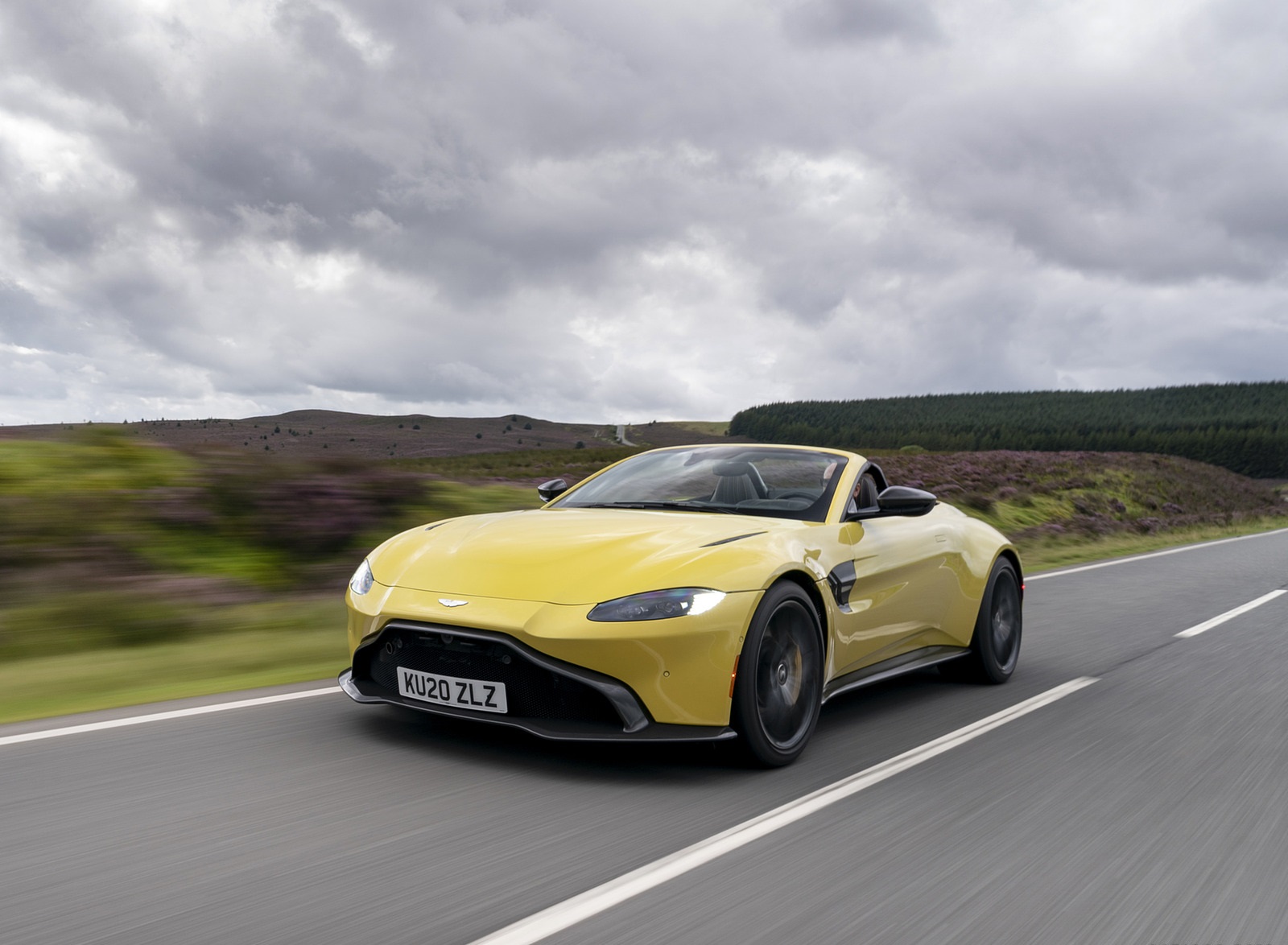 2021 Aston Martin Vantage Roadster (Color: Yellow Tang) Front Three-Quarter Wallpapers (2)