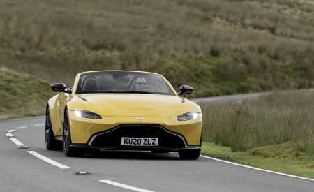 2021 Aston Martin Vantage Roadster (Color: Yellow Tang) Front Wallpapers 450x275 (29)