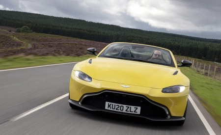 2021 Aston Martin Vantage Roadster (Color: Yellow Tang) Front Wallpapers  450x275 (11)