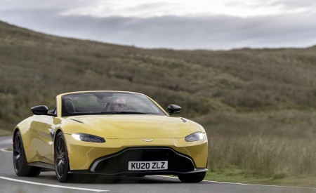2021 Aston Martin Vantage Roadster (Color: Yellow Tang) Front Wallpapers  450x275 (30)
