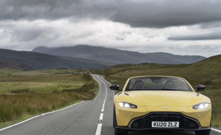 2021 Aston Martin Vantage Roadster (Color: Yellow Tang) Front Wallpapers 450x275 (21)