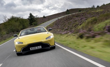 2021 Aston Martin Vantage Roadster (Color: Yellow Tang) Front Wallpapers  450x275 (12)