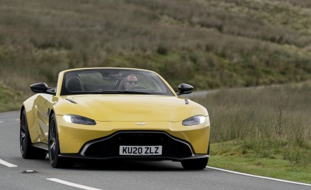 2021 Aston Martin Vantage Roadster (Color: Yellow Tang) Front Wallpapers 450x275 (31)