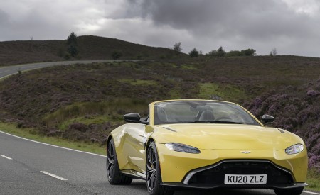 2021 Aston Martin Vantage Roadster (Color: Yellow Tang) Front Wallpapers 450x275 (14)