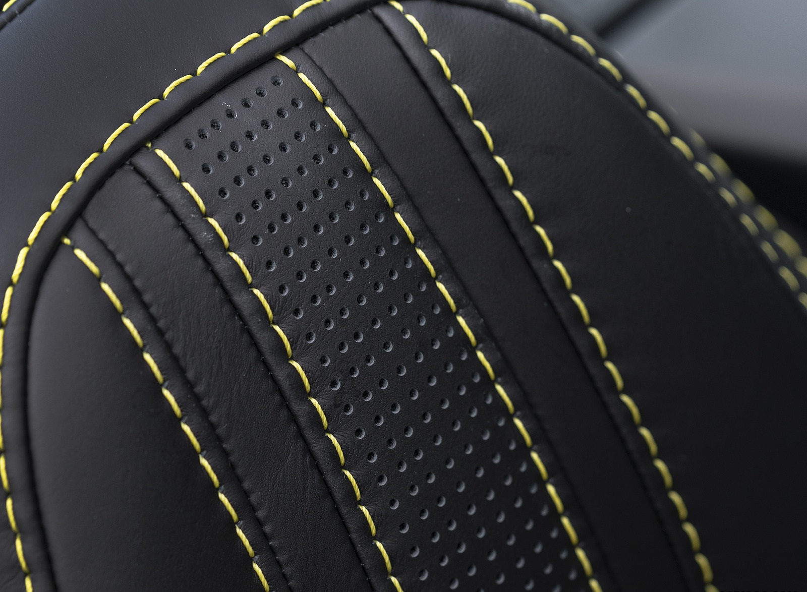 2021 Aston Martin Vantage Roadster (Color: Yellow Tang) Interior Seats Wallpapers #70 of 175