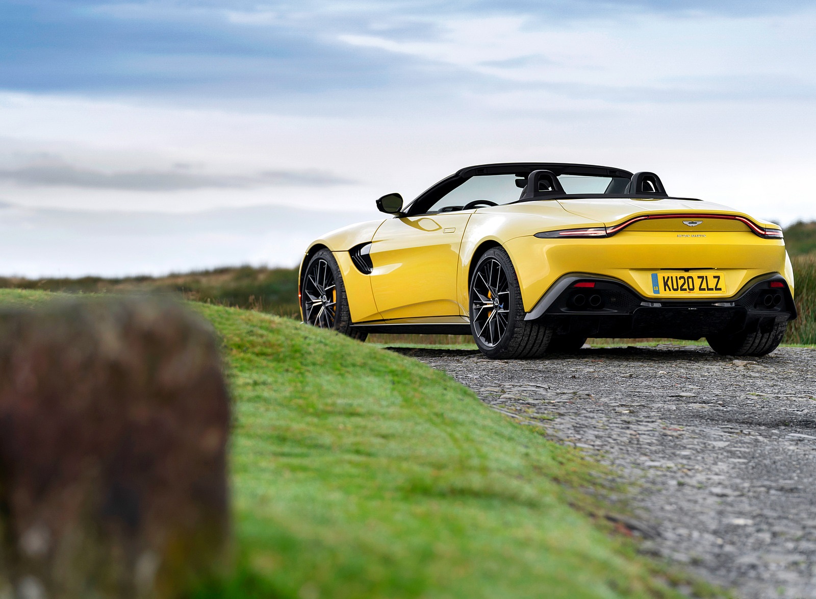 2021 Aston Martin Vantage Roadster (Color: Yellow Tang) Rear Three-Quarter Wallpapers #47 of 175