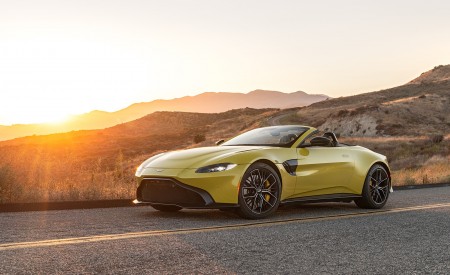 2021 Aston Martin Vantage Roadster (Color: Yellow Tang; US-Spec) Front Three-Quarter Wallpapers 450x275 (133)