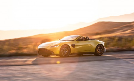 2021 Aston Martin Vantage Roadster (Color: Yellow Tang; US-Spec) Front Three-Quarter Wallpapers 450x275 (129)