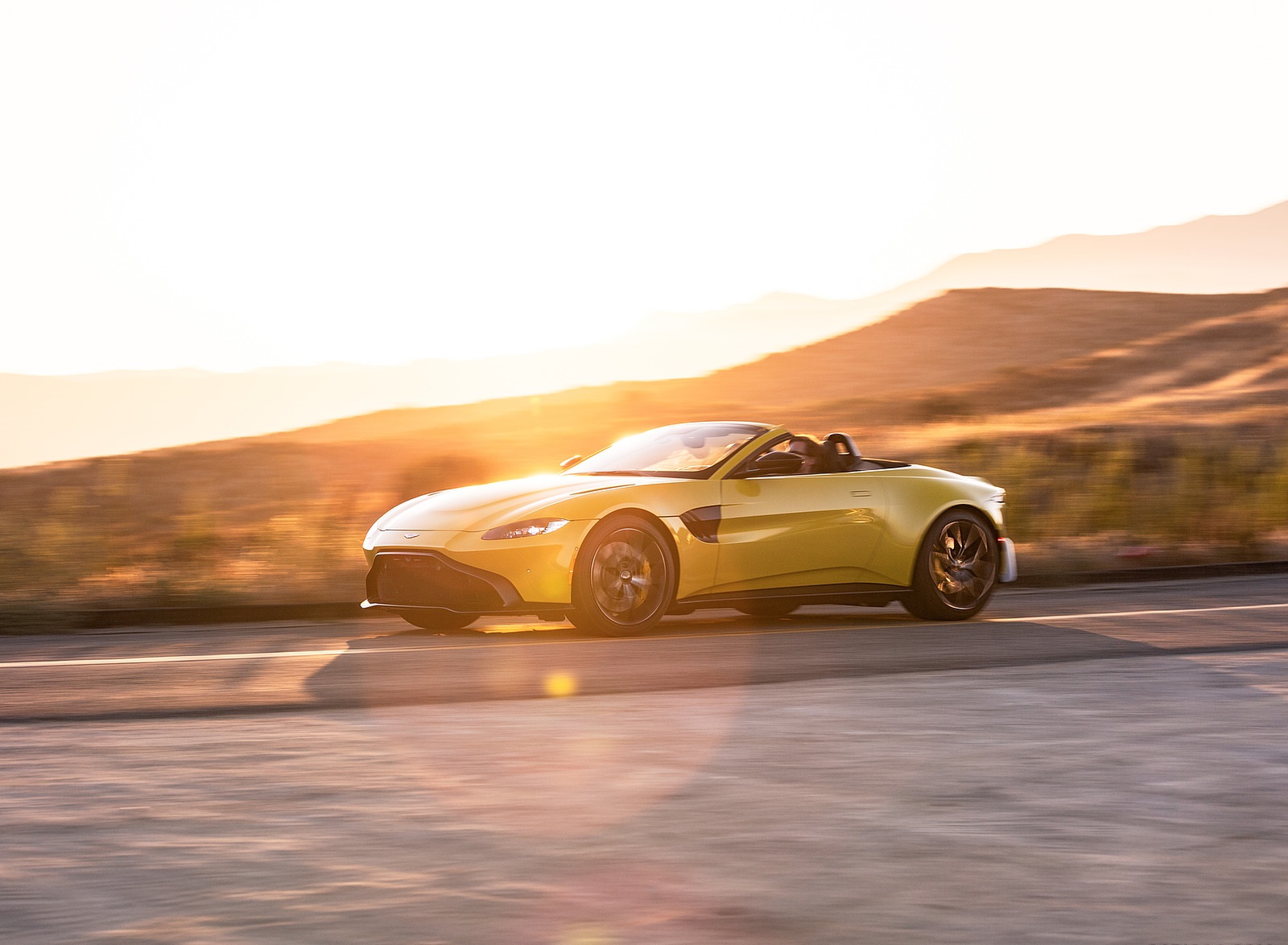2021 Aston Martin Vantage Roadster (Color: Yellow Tang; US-Spec) Front Three-Quarter Wallpapers #129 of 175