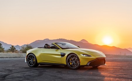 2021 Aston Martin Vantage Roadster (Color: Yellow Tang; US-Spec) Front Three-Quarter Wallpapers 450x275 (137)
