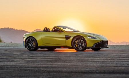 2021 Aston Martin Vantage Roadster (Color: Yellow Tang; US-Spec) Front Three-Quarter Wallpapers 450x275 (138)