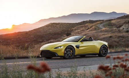 2021 Aston Martin Vantage Roadster (Color: Yellow Tang; US-Spec) Front Three-Quarter Wallpapers 450x275 (140)