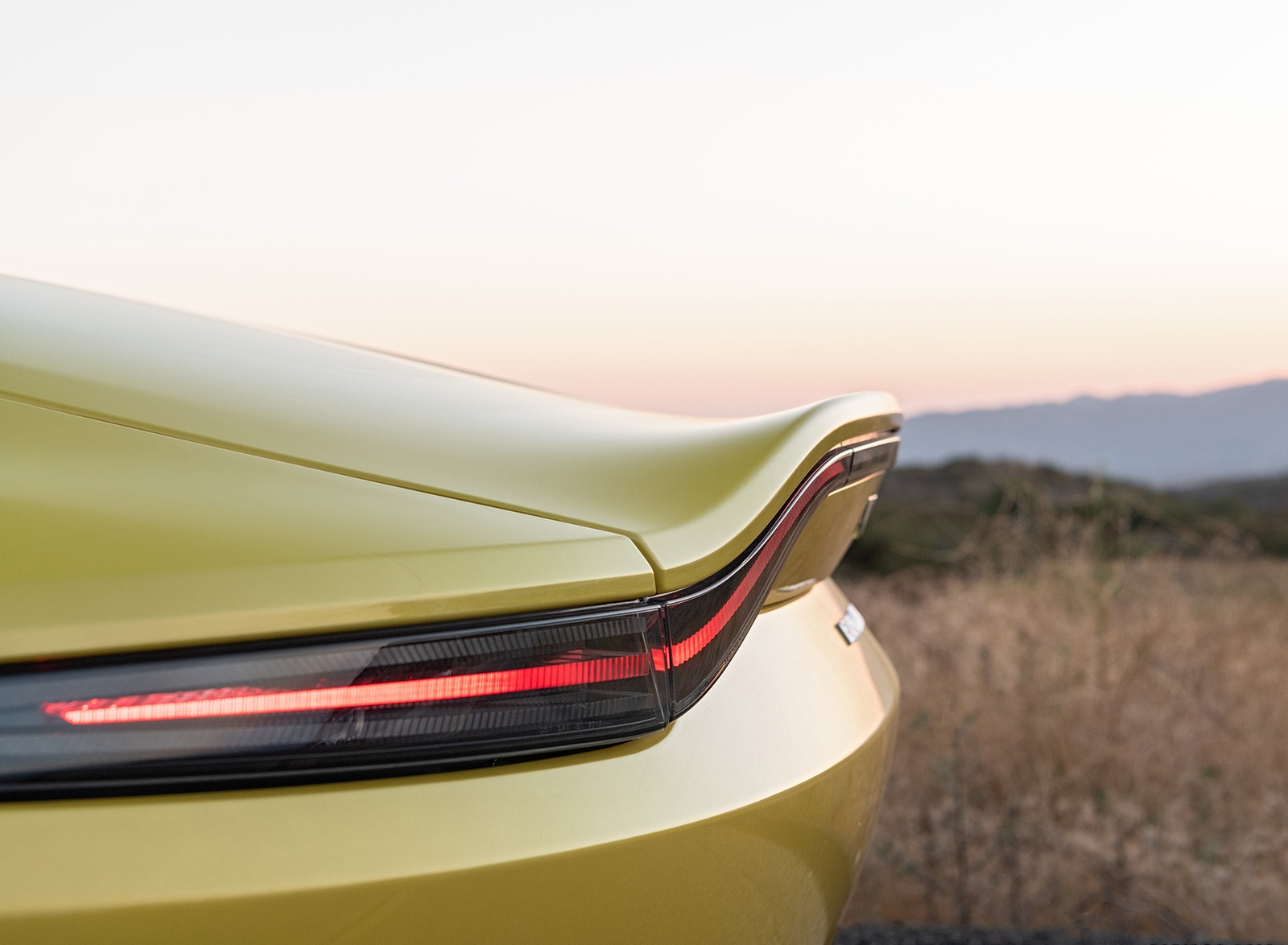 2021 Aston Martin Vantage Roadster (Color: Yellow Tang; US-Spec) Spoiler Wallpapers #152 of 175