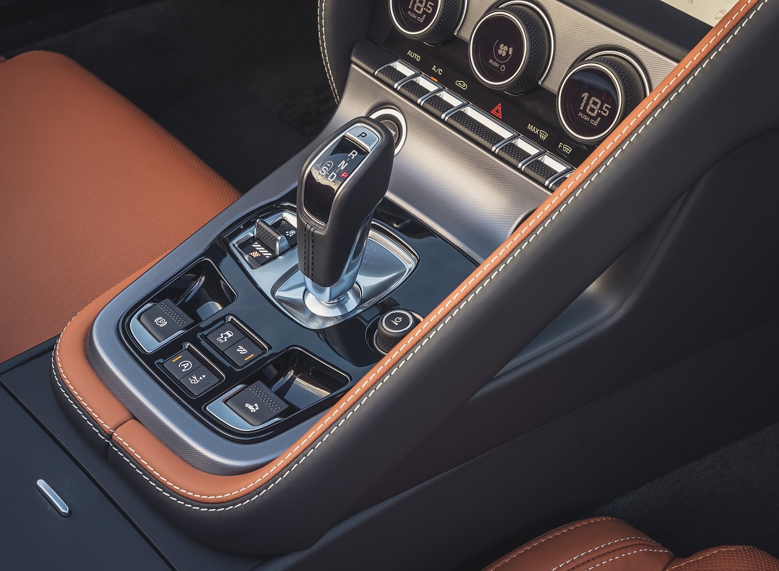 2021 Jaguar F-TYPE R-Dynamic P450 Convertible RWD (Color: Fuji White) Central Console Wallpapers #30 of 30