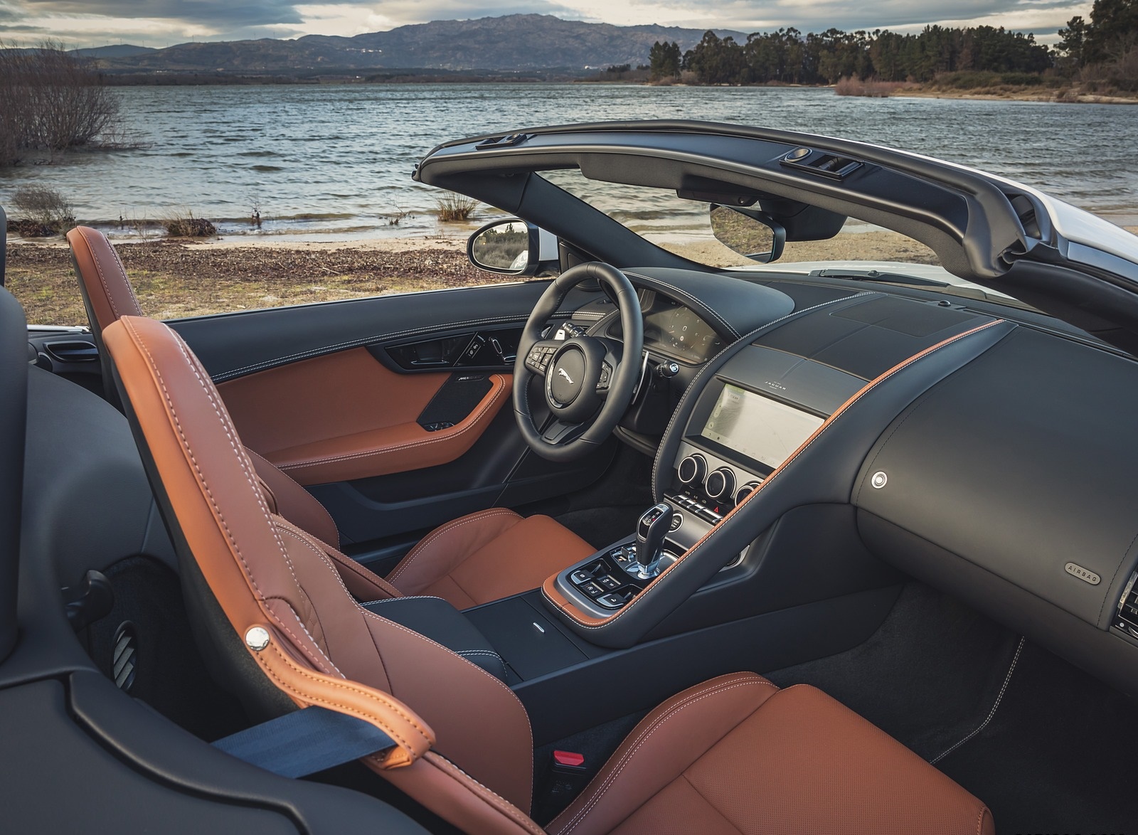 2021 Jaguar F-TYPE R-Dynamic P450 Convertible RWD (Color: Fuji White) Interior Wallpapers #28 of 30