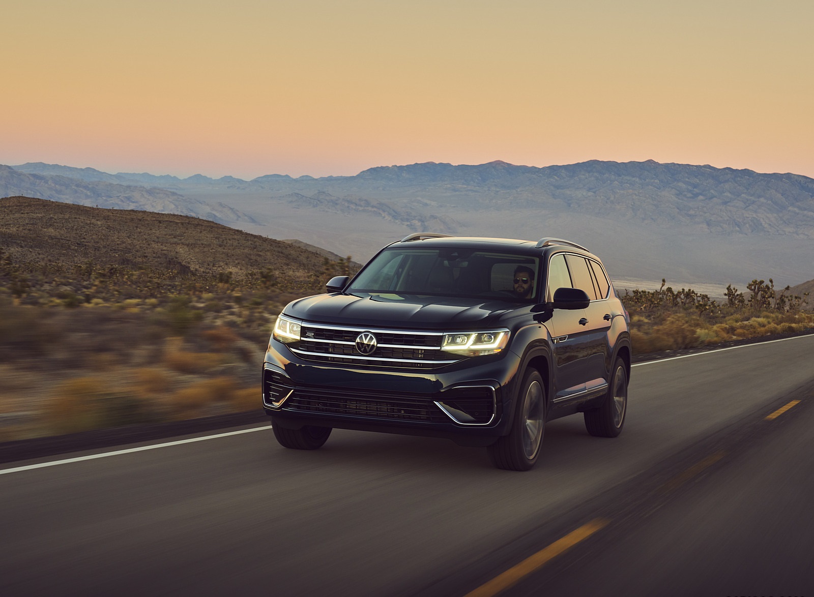 2021 Volkswagen Atlas SEL V6 R-Line Front Three-Quarter Wallpapers (3)