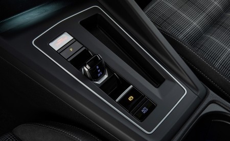 2021 Volkswagen Golf GTD Central Console Wallpapers 450x275 (15)