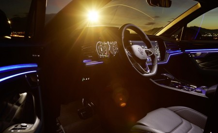 2021 Volkswagen Touareg R Plug-In Hybrid Ambient Lighting Wallpapers 450x275 (43)
