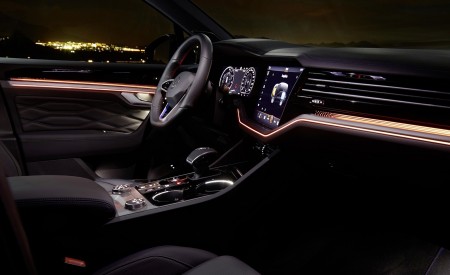 2021 Volkswagen Touareg R Plug-In Hybrid Ambient Lighting Wallpapers 450x275 (44)