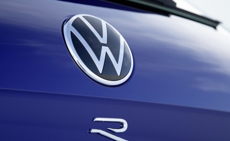 2021 Volkswagen Touareg R Plug-In Hybrid Badge Wallpapers 450x275 (40)
