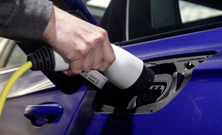 2021 Volkswagen Touareg R Plug-In Hybrid Charging Wallpapers 450x275 (39)