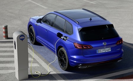 2021 Volkswagen Touareg R Plug-In Hybrid Charging Wallpapers 450x275 (16)