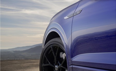 2021 Volkswagen Touareg R Plug-In Hybrid Detail Wallpapers 450x275 (38)