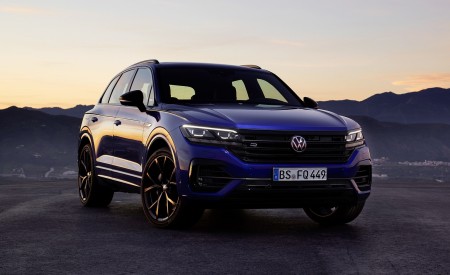 2021 Volkswagen Touareg R Plug-In Hybrid Front Three-Quarter Wallpapers 450x275 (25)