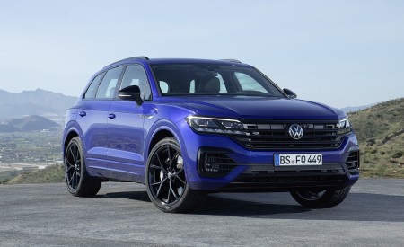 2021 Volkswagen Touareg R Plug-In Hybrid Front Three-Quarter Wallpapers 450x275 (17)