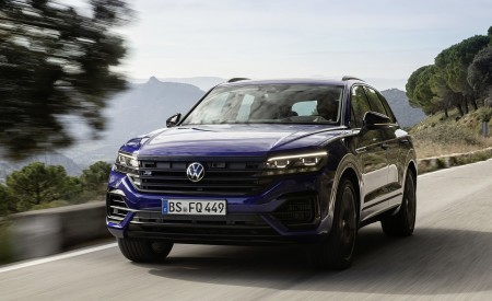 2021 Volkswagen Touareg R Plug-In Hybrid Front Three-Quarter Wallpapers 450x275 (11)